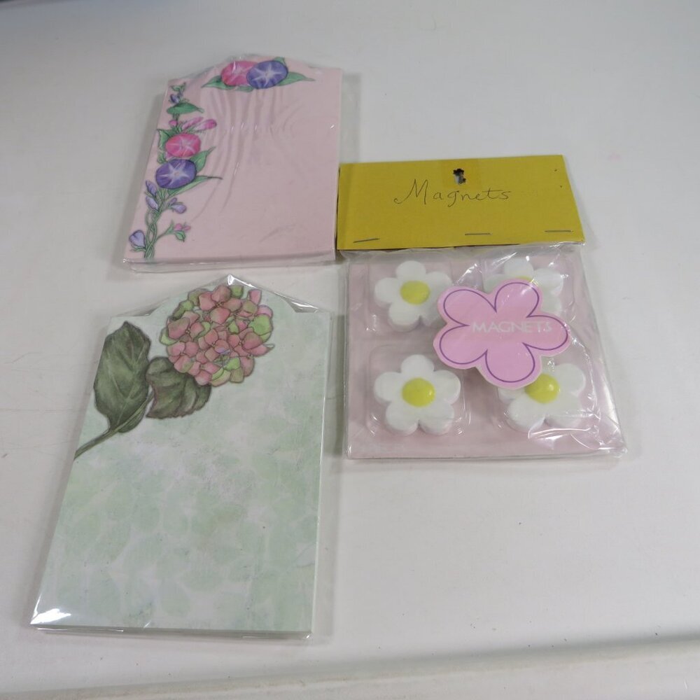 Floral (2) Notepads and 4 Daisy Magnets